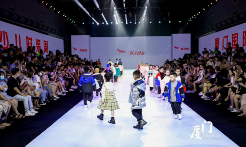 红蜻蜓儿童联名款在厦门国际少儿时装周上大放异彩
